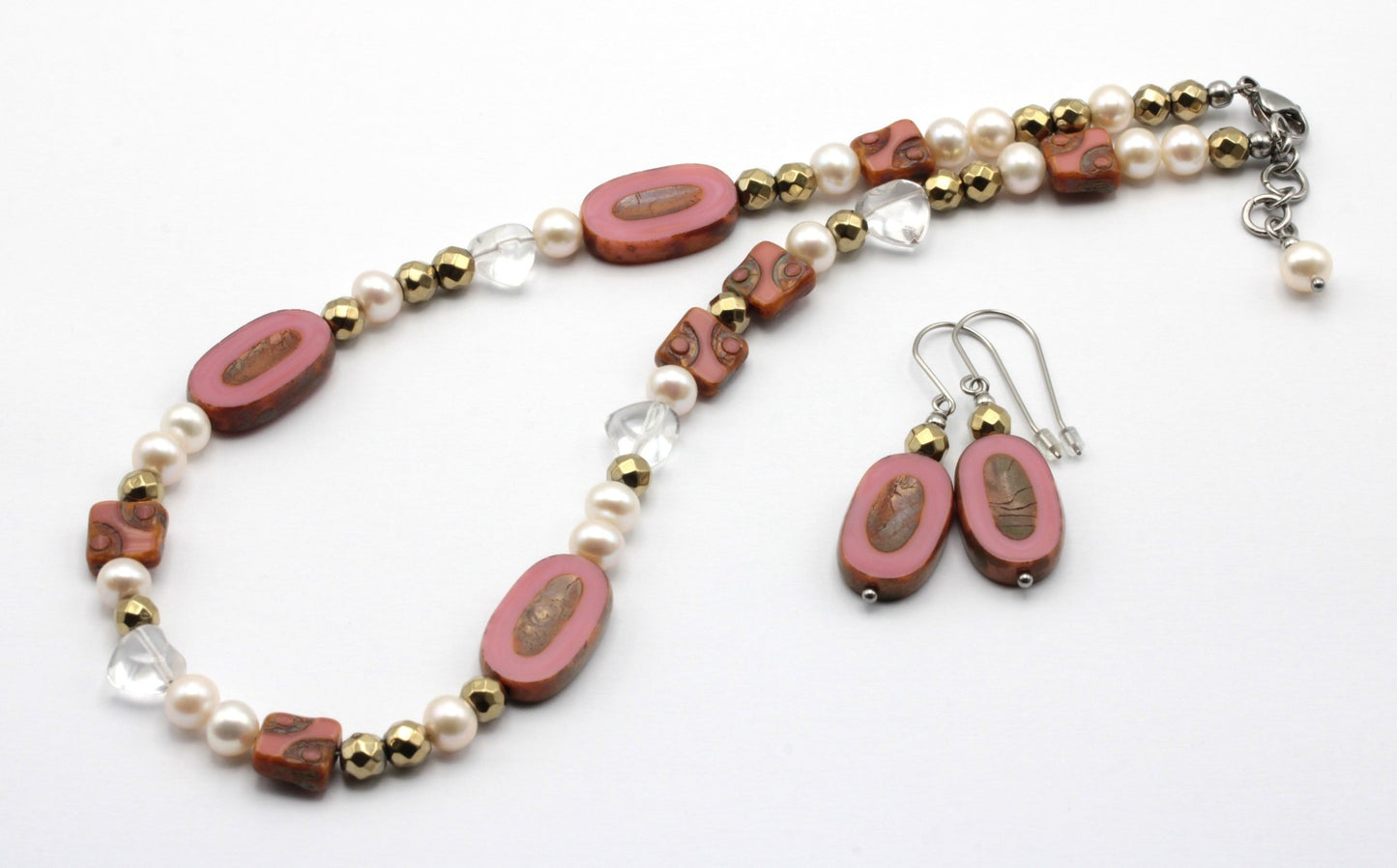TableCutPearls helmikorusetti